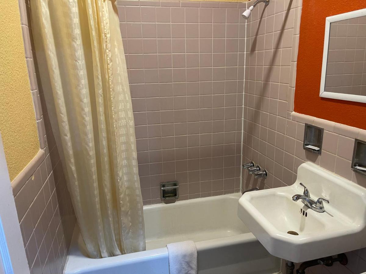 Kenwood Court Motel Уилсон Экстерьер фото